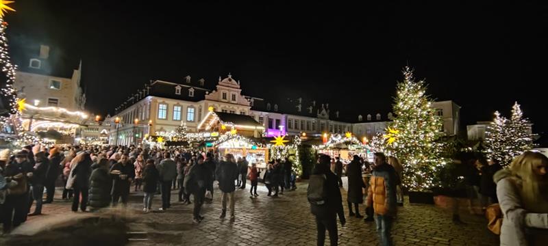 Panoramaaufnahme der Weihnachtsmarkts in Trier